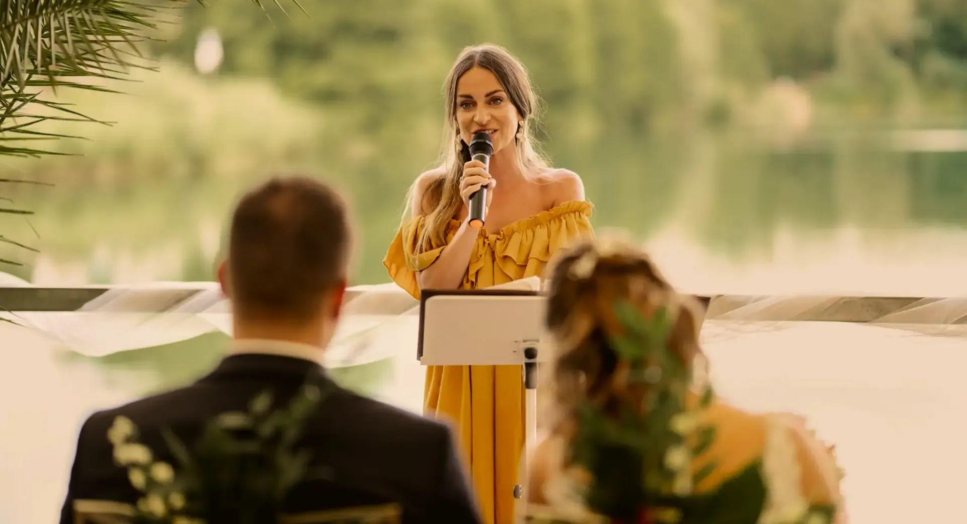 Leni Eckstein am Mikrofon bei einer Traurede
