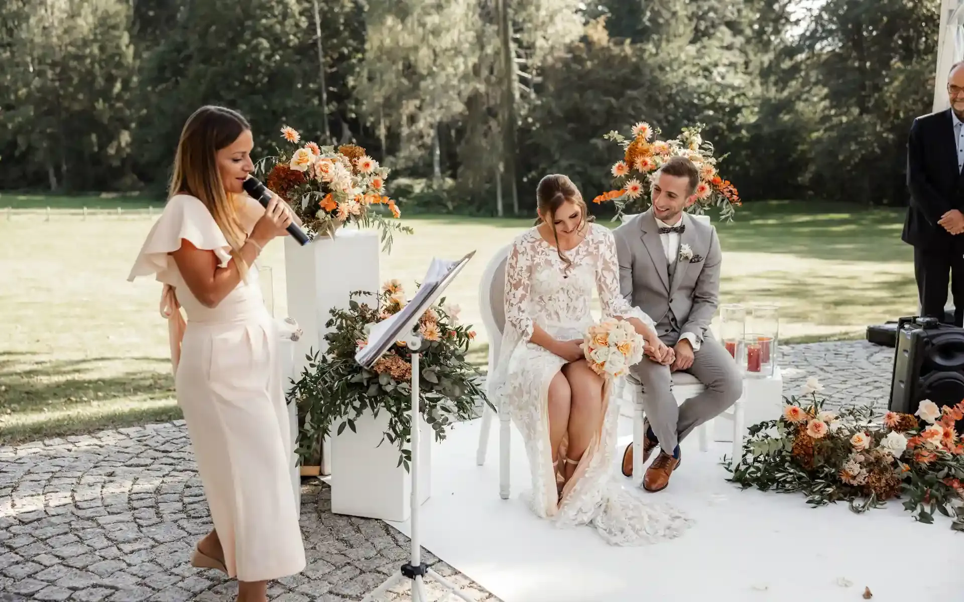 Leni Eckstein am Mikrofon bei einer Traurede