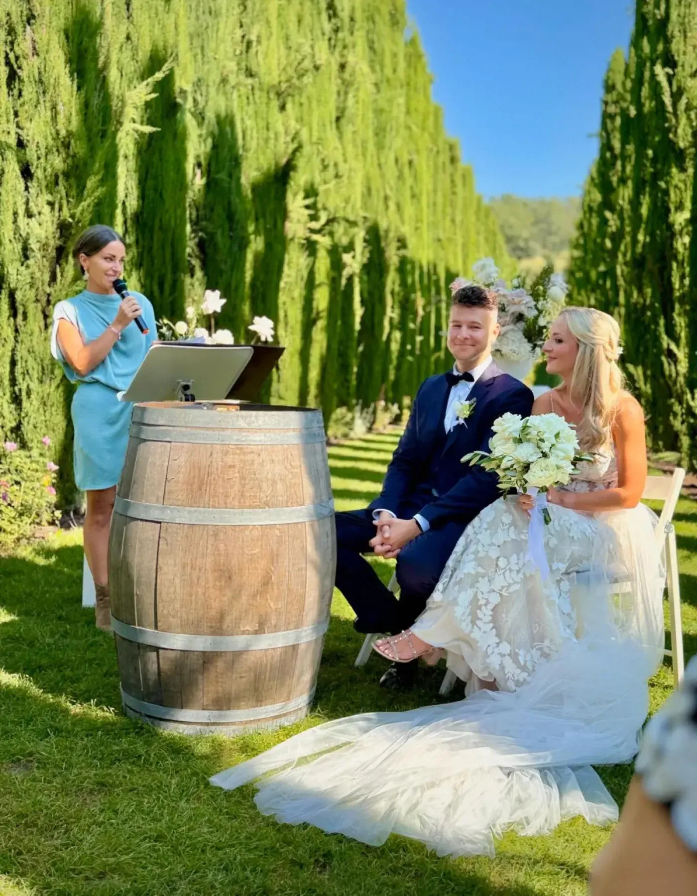 Leni Eckstein am Mikrofon bei einer Traurede