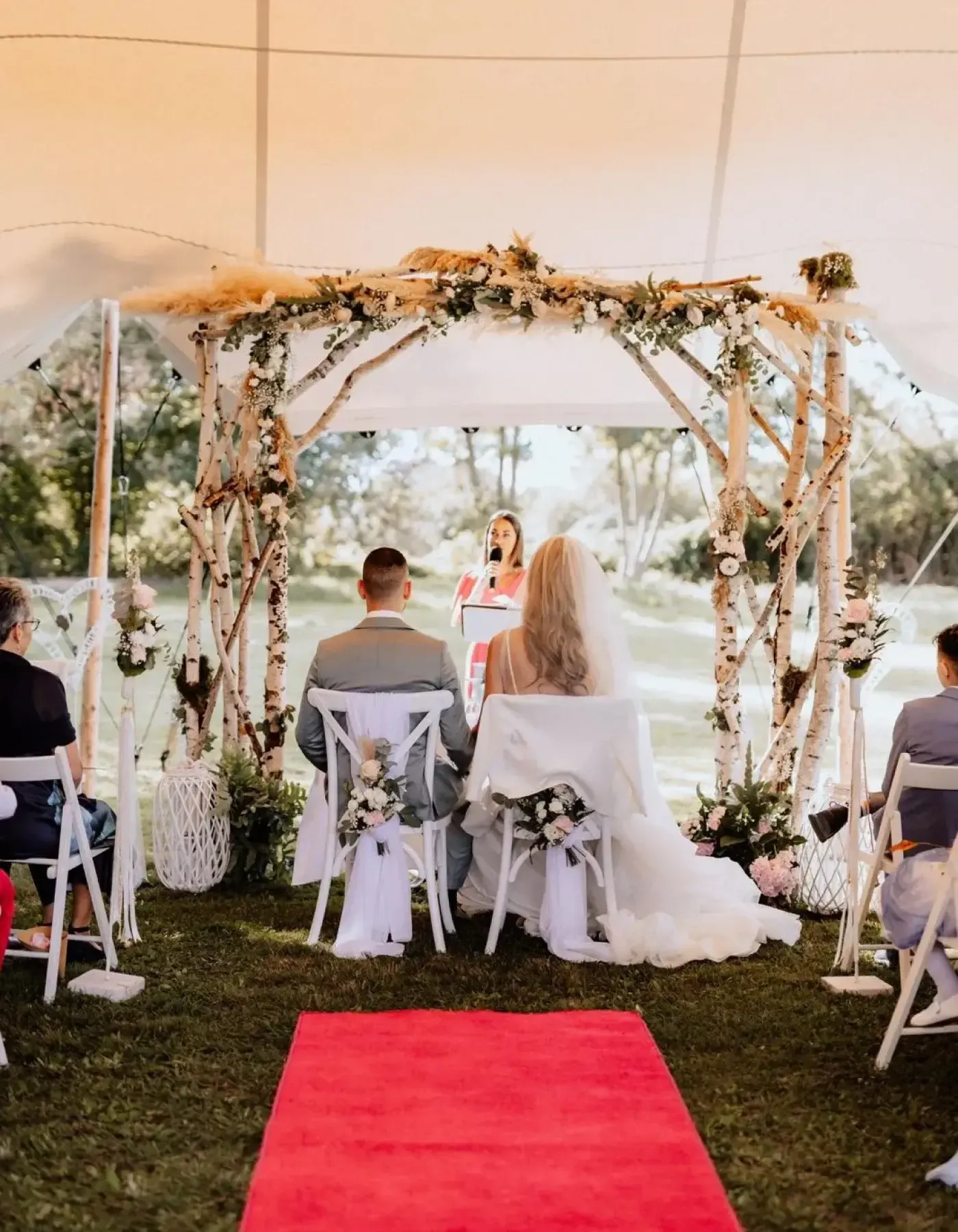 Leni Eckstein am Mikrofon bei einer Traurede