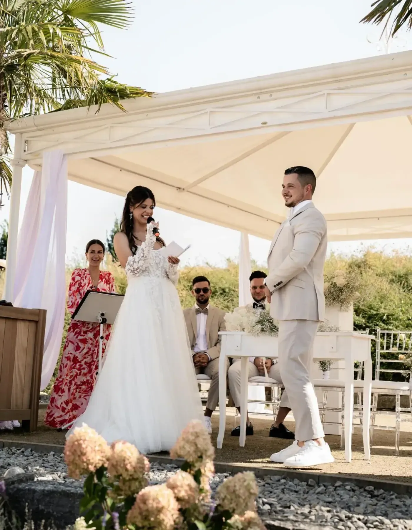 Leni Eckstein hört dem Ehegelübe des Brautpaares zu